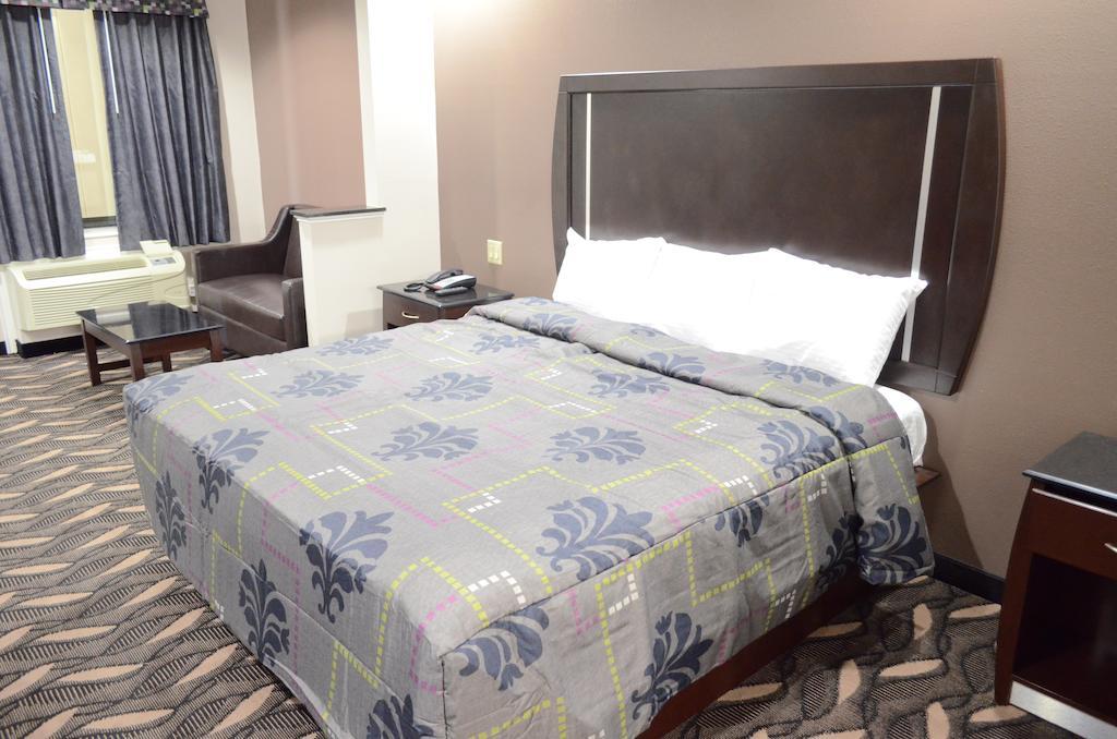 Palace Inn Sam Houston Race Park Room photo