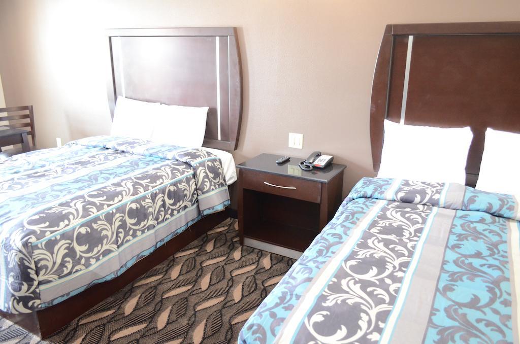 Palace Inn Sam Houston Race Park Room photo